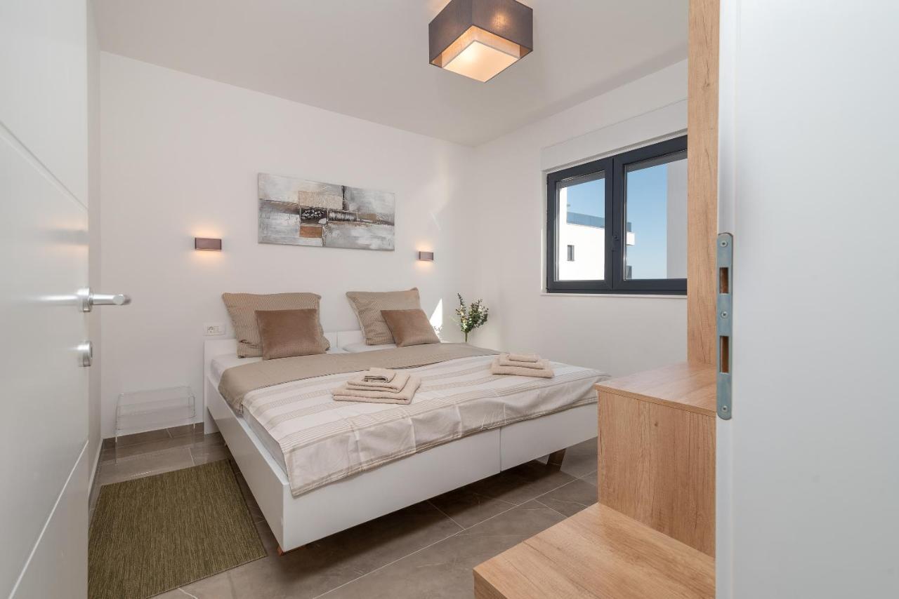 Poolside 2 Bedroom Ap. Mare Trogir Eksteriør bilde