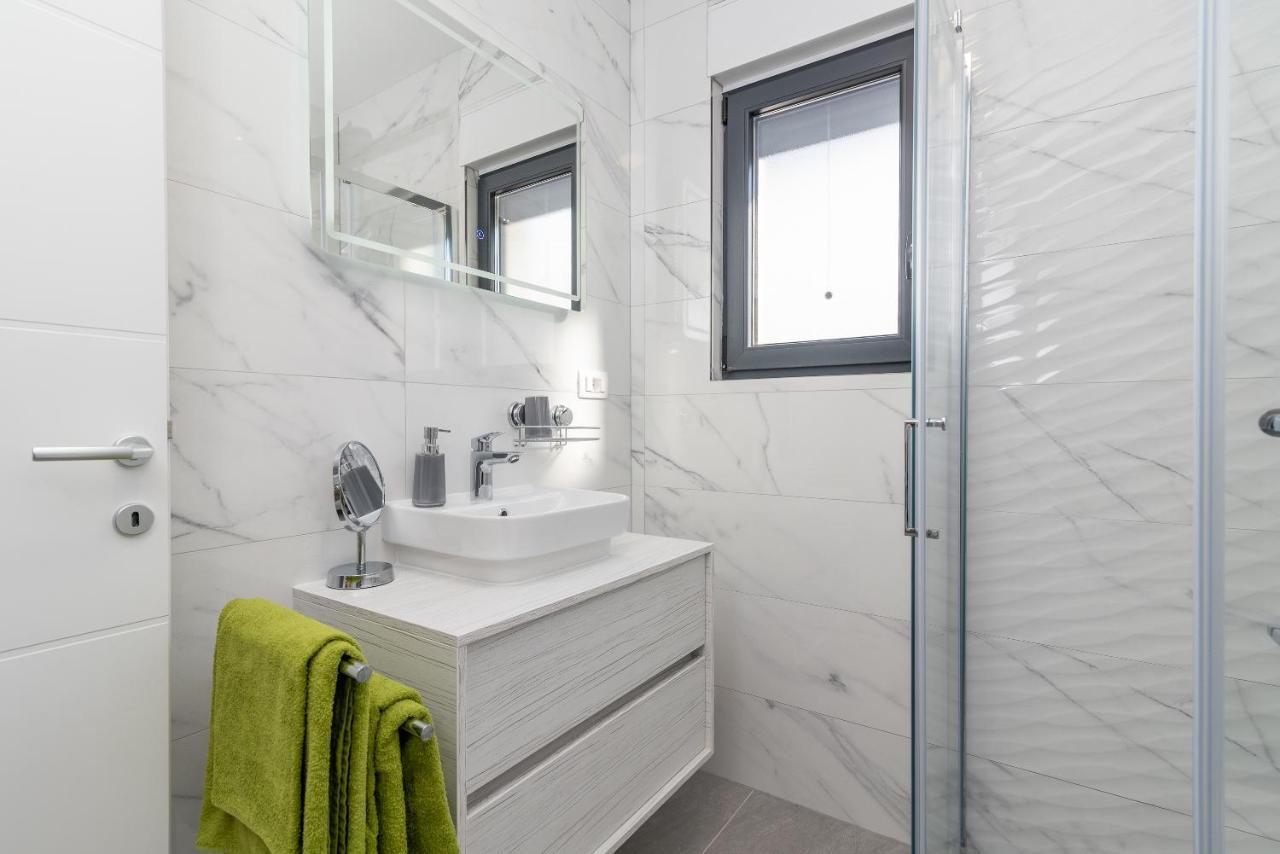 Poolside 2 Bedroom Ap. Mare Trogir Eksteriør bilde